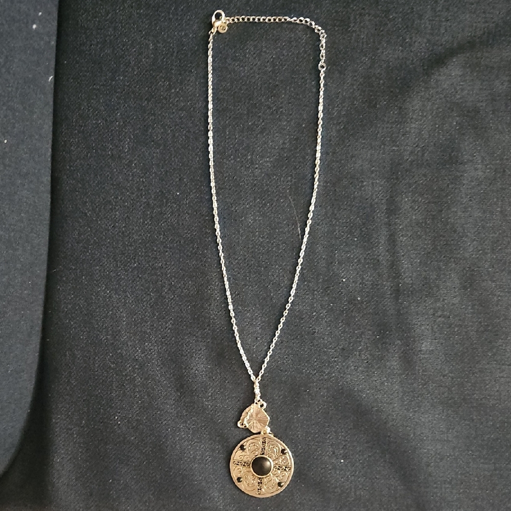 Chic Gold Pendant Necklace